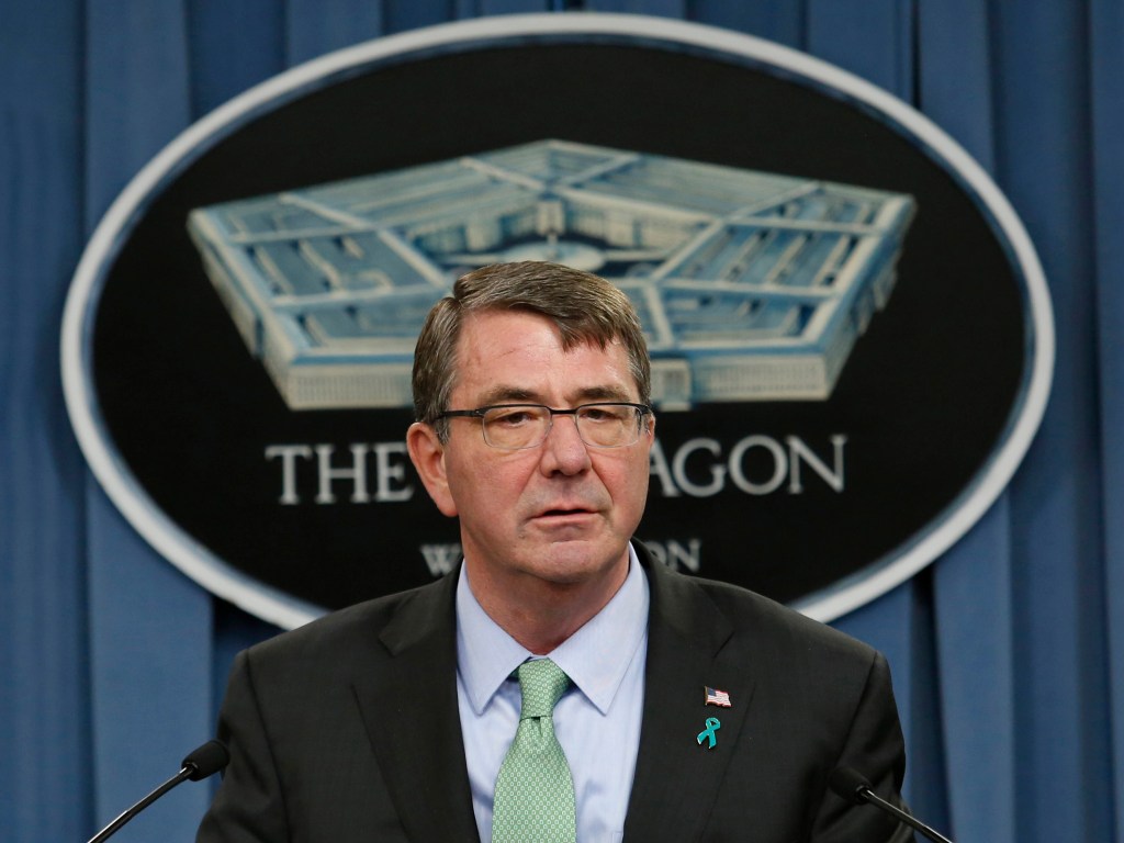 O secretário de Defesa dos Estados Unidos, Ash Carter, anuncia que forças especiais americanas mataram um dos chefes do Estado Islâmico