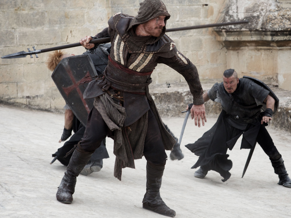 Michael Fassbender estrela trailer da versão do jogo 'Assassin's