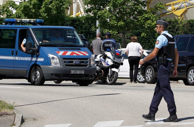 Policiais franceses bloqueiam via que dá acesso à usina atacada