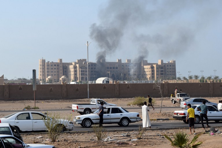 Fumaça é vista em hotel atacado na cidade de Aden, no Iêmen