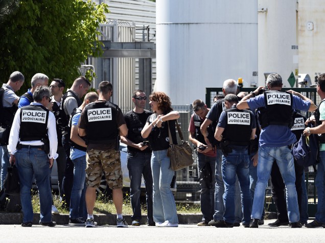 Polícia francesa cerca a área da usina para as investigações