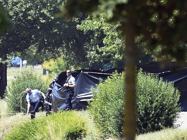Equipe da policia trabalha no local onde o ataque ocorreu, nessa sexta-feira (26), em Saint-Quentin Fallavier, próximo a cidade francesa de Lyon