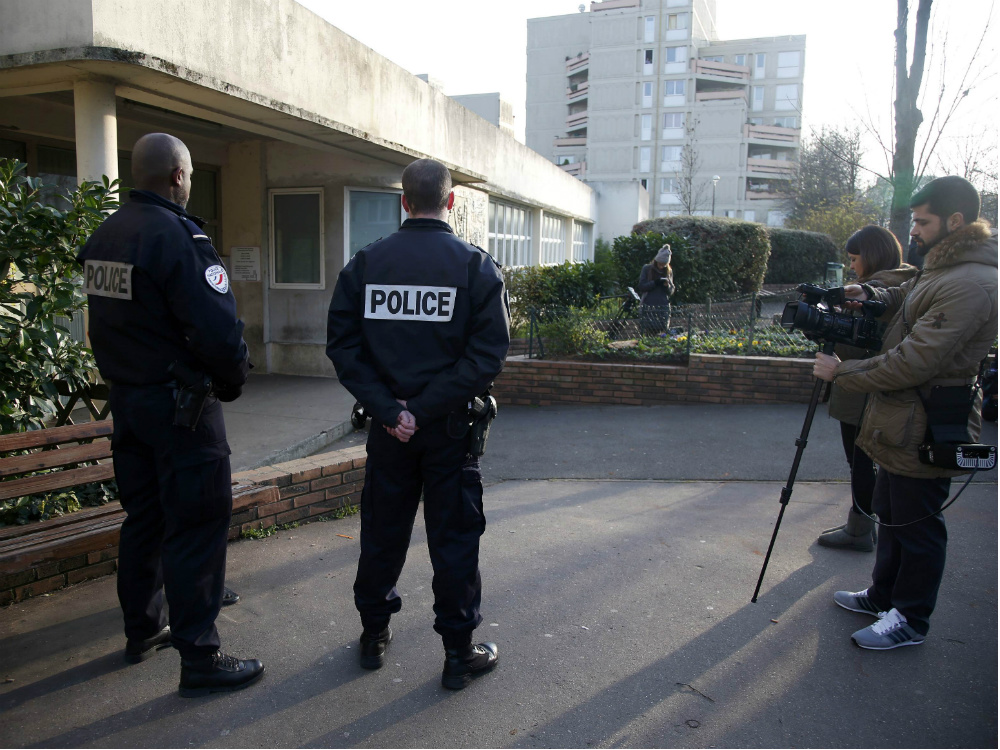 Policiais e imprensa em frente à escola Jean Perrin, em Aubervilliers