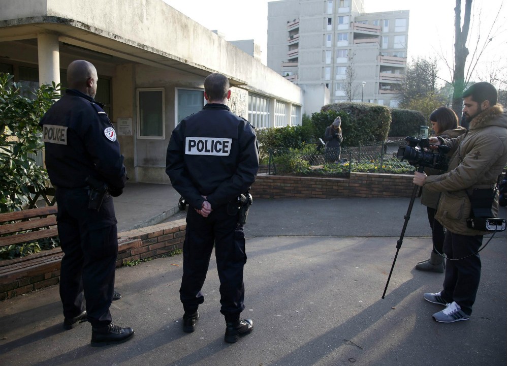 Policiais e imprensa em frente à escola Jean Perrin, em Aubervilliers