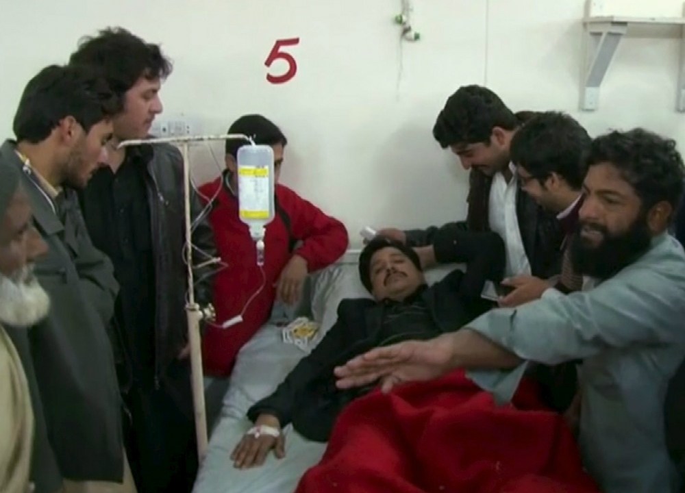 Homem ferido no ataque à universidade é atendido, no Paquistão