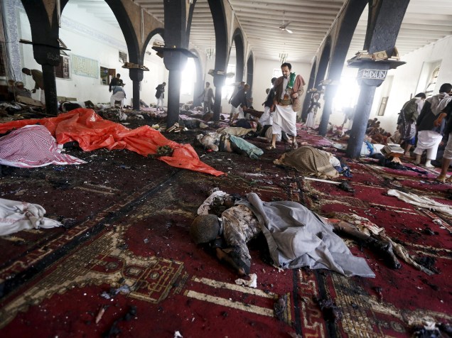 Corpos de pessoas mortas após ataque à uma mesquita em Sana, no Iêmen