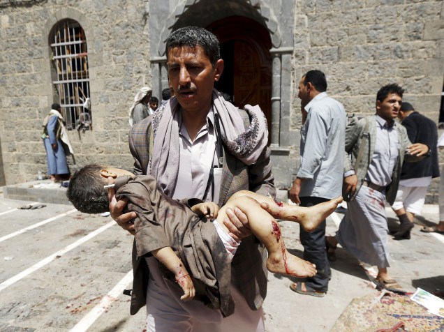 Menino ferido após ataque contra a mesquita de Sana, no Iêmen