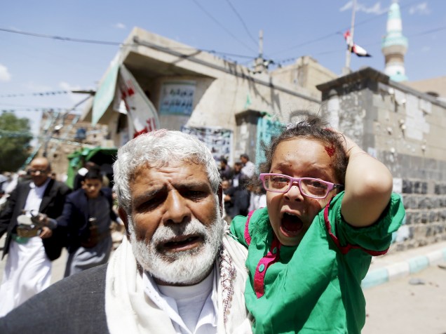 Menina ferida chora após ataque contra mesquita de Sana, em Iêmen