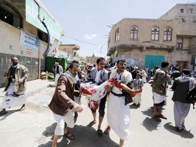 Homem ferido é socorrido após atentado contra uma mesquita de Sana, no Iêmen