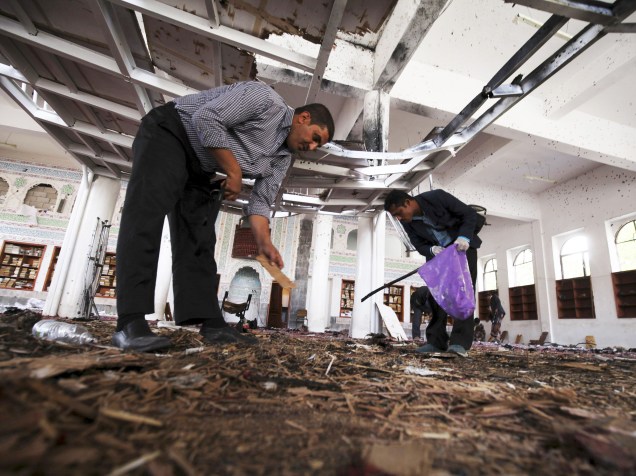 Destroços da mesquita de Sana após atentado cometido por homens-bomba