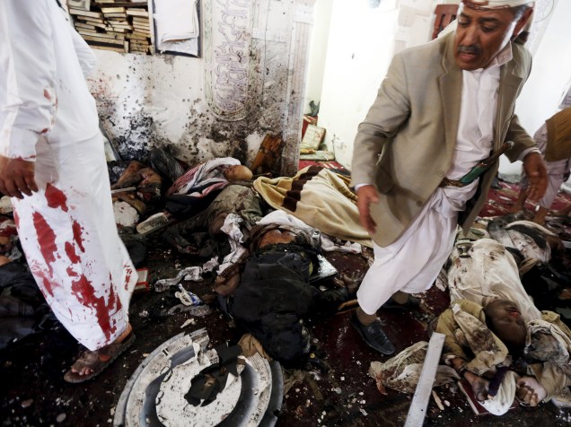 Corpos de pessoas mortas após ataque à uma mesquita em Sana, Iêmen