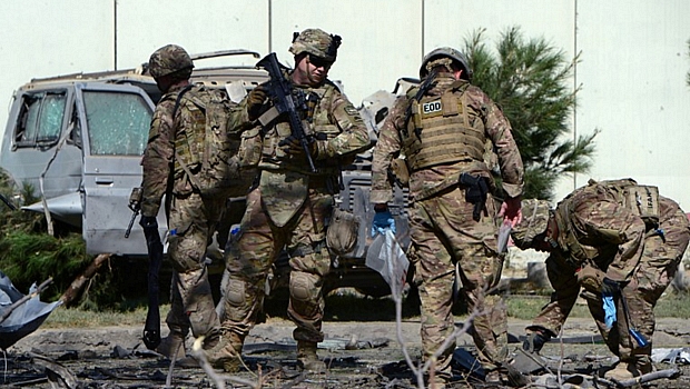 Militares da Otan inspecionam local de atentado no Afeganistão