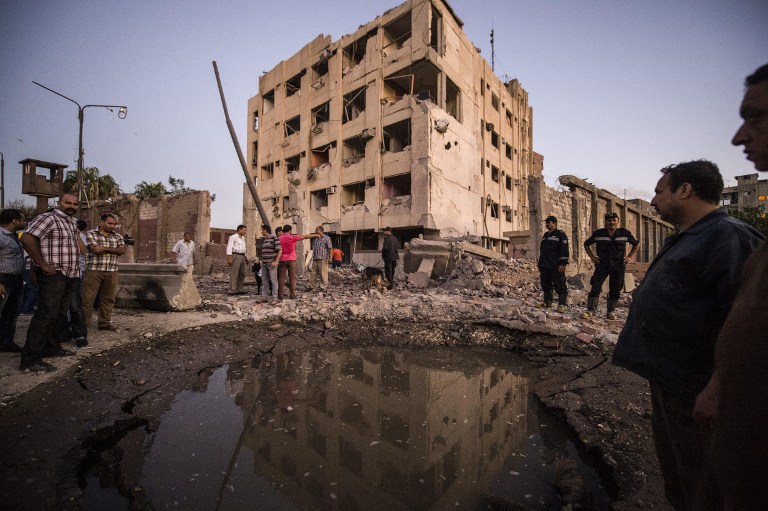 Carro-bomba abriu cratera no chão e deixou prédio parcialmente destruído em ataque no Cairo