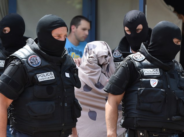 A mulher de Yassin Salhi, 35, suspeito de autoria no atentado contra uma usina de gás na região de Lyon (cerca de 470 km de Paris), nesta sexta-feira (26),