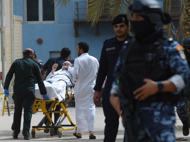 Homem ferido é atendido após ataque a mesquita xiita no Kuait