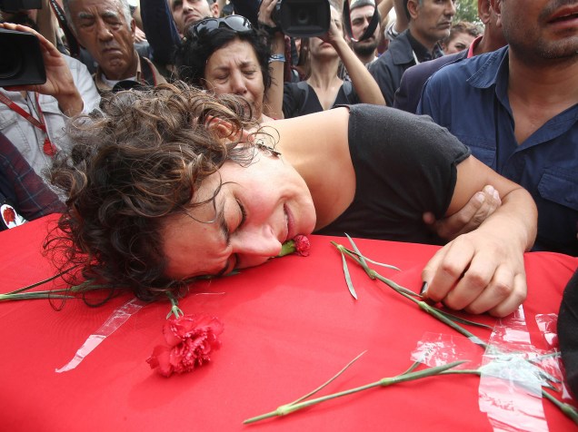 Mulher acompanha o enterro de vítima do atentado na Turquia, que matou 97 pessoas; houve protestos na capital Ancara neste domingo (11)