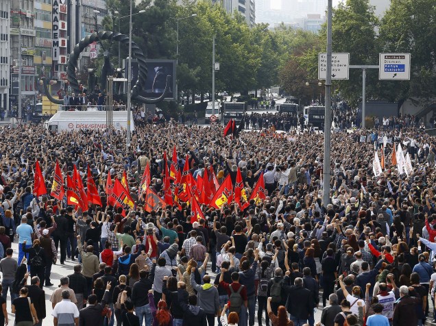 Milhares de pessoas se concentraram neste domingo (11) na região central de Ancara, na Turquia, para protestar contra o atentando à bomba, que matou ao menos 97 pessoas