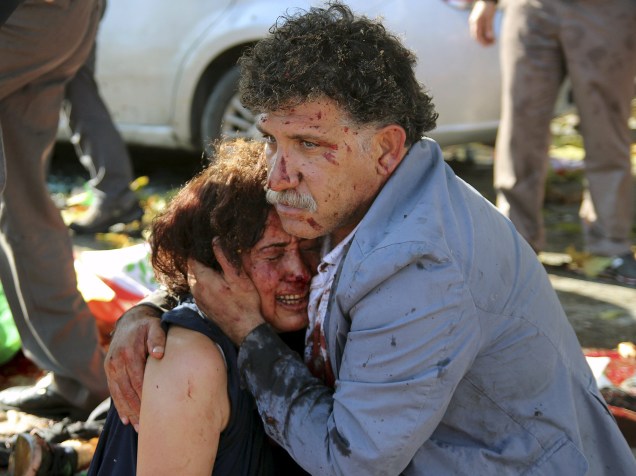 Mulher e homem feridos por explosões durante passeata pela paz em Ancara, capital da Turquia, neste sábado (10)