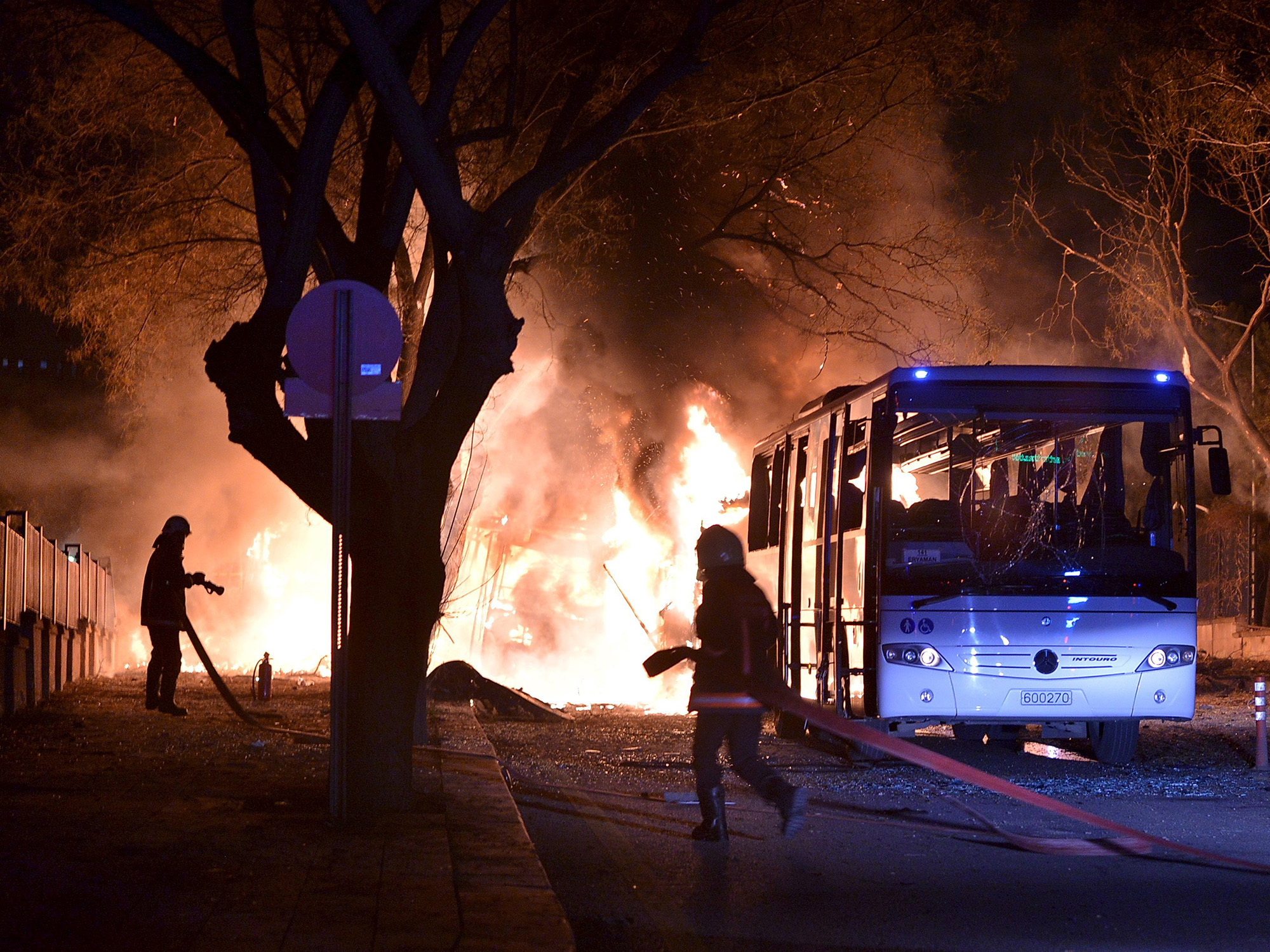 28 pessoas morreram e 61 ficaram feridas, após uma explosão na capital da Turquia, Ankara, nesta quarta-feira (17). Um carro-bomba teria explodido próximo à um veículo militar, que transportava soldados. Ambulâncias e bombeiros estão no local.