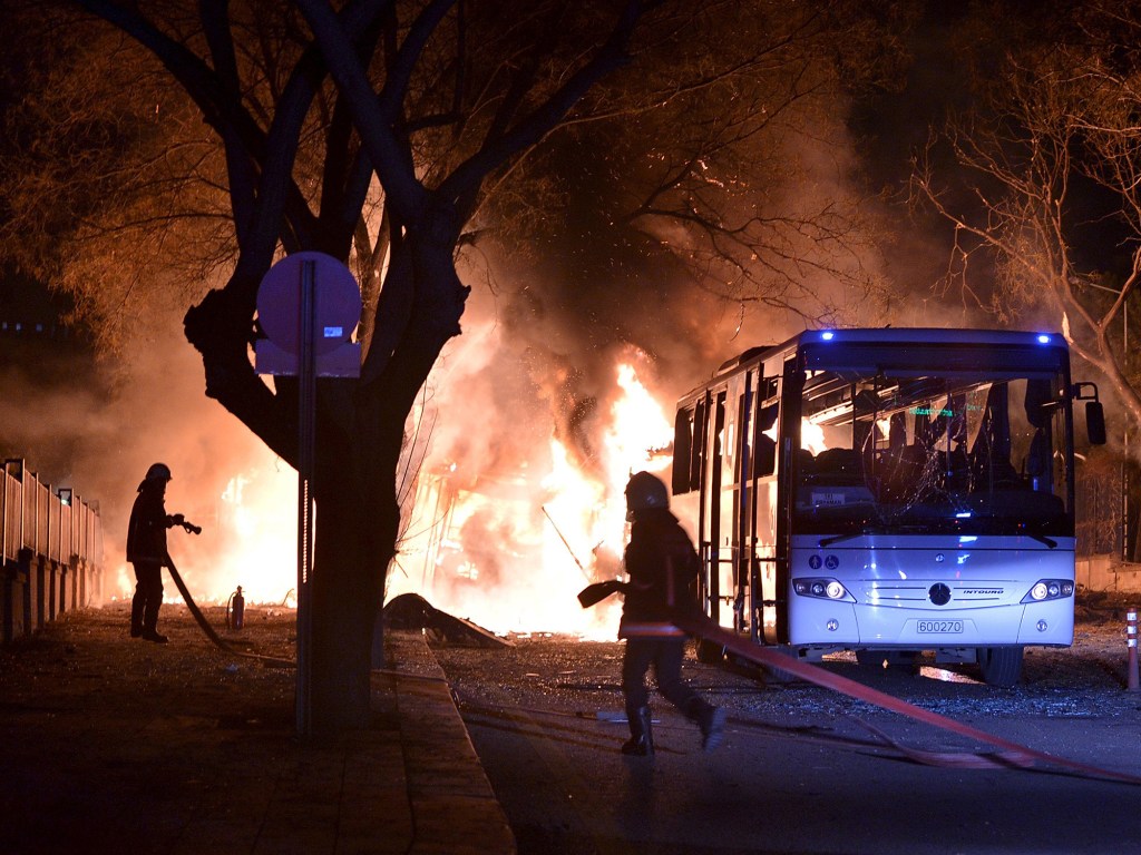 Ao menos cinco pessoas morreram, e 10 ficaram feridas, após uma explosão na capital da Tunísia, Ankara, nesta quarta-feira (17). Um carro-bomba teria explodido próximo à um veículo militar, que transportava soldados. Ambulâncias e bombeiros estão no local.