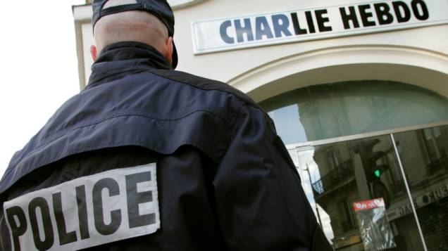 Policial diante de antiga sede do "Charlie Hebdo", em Paris