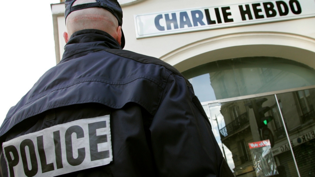 Policial diante da sede do "Charlie Hebdo", em Paris