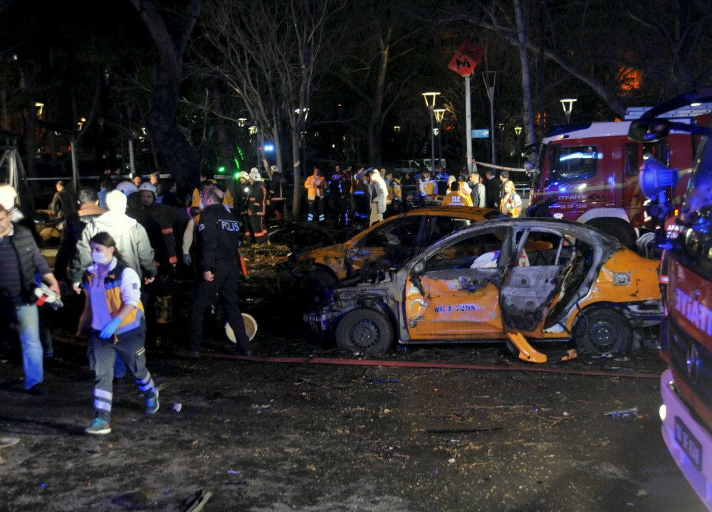 Equipes de resgate trabalham no local do atentado, em Ancara