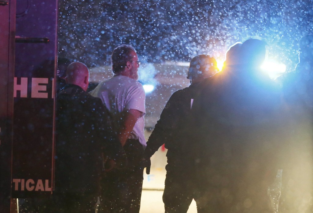 Polícia prende suspeito de matar três em invasão a clínica no Colorado