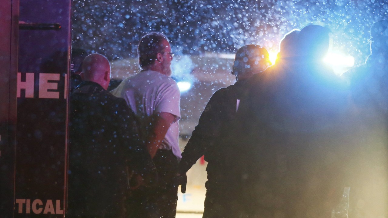 Polícia prende suspeito de matar três em invasão a clínica no Colorado