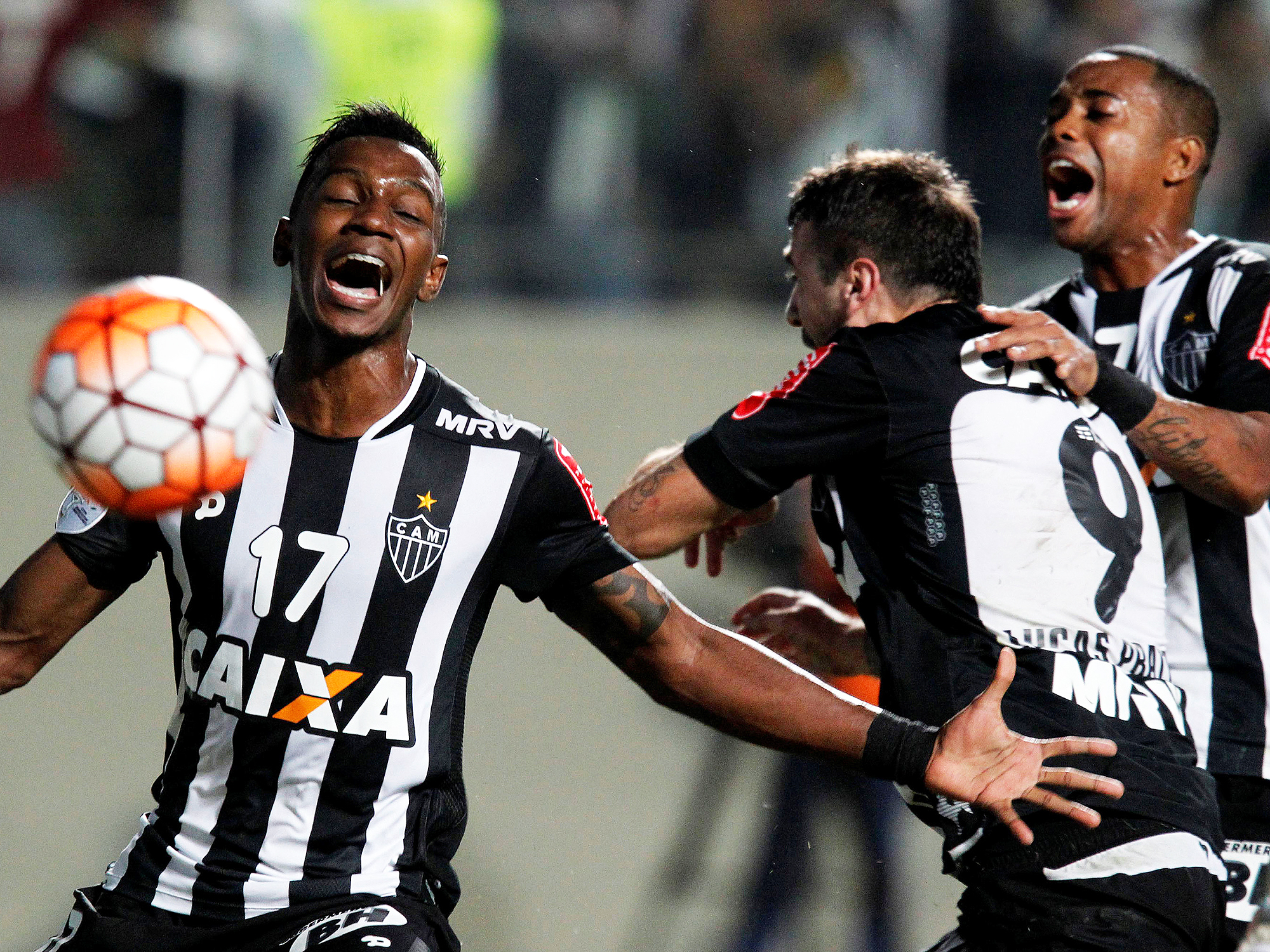 Jogadores comemoram o gol do Atletico em partida contra o Racing-ARG