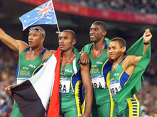 Os brasileiros André Domingos, Vicente Lenilson, Claudinei Quirino e Edson Luciano,ganharam a medalha de prata no revezamento 4x100 nos Jogos Olímpicos de Sydney , na Austrália - 23/09/2000