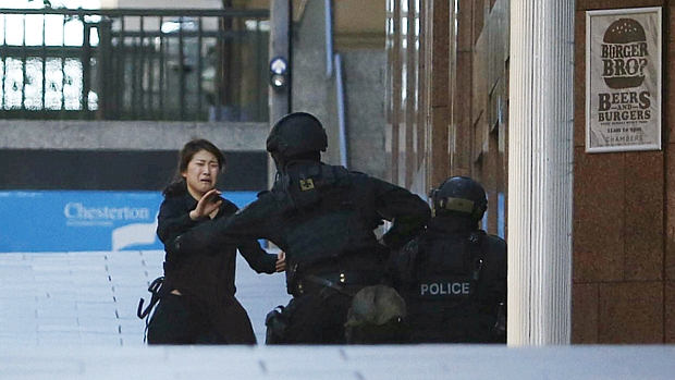 Refém sai da cafeteria em Sydney e abraça policial