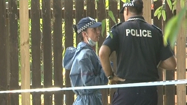 Policiais do lado de fora da casa onde oito crianças foram encontradas mortas na Austrália