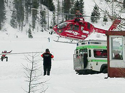 Seis pessoas morreram e várias estão desaparecidas, após ocorrer uma avalanche, nos Alpes Italianos, na fronteira entre a Itália e a Áustria, neste sábado (12). Helicóptero já está no local para atender às vítimas
