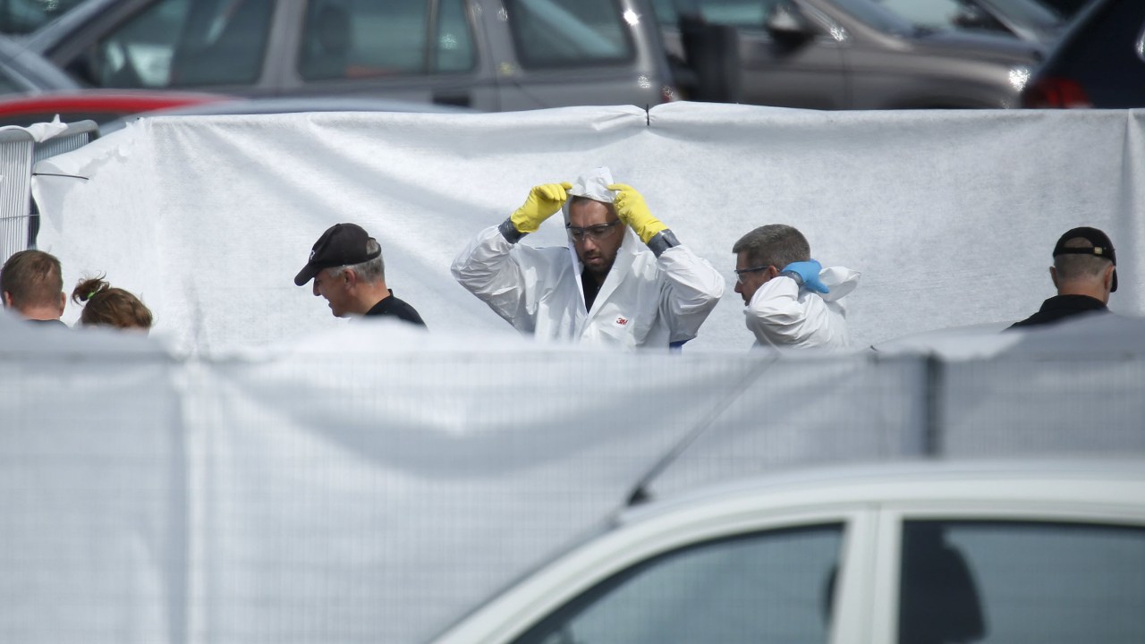 Investigadores trabalham no local onde um avião da Embraer caiu, no sul da Inglaterra. Quatro pessoas morreram na queda, as autoridades informaram que a aeronave transportava parentes de Osama Bin Laden