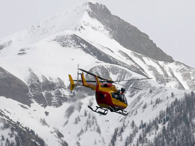 <p>Helicóptero sobrevoa local do acidente com o Airbus A320 da Germanwings</p>