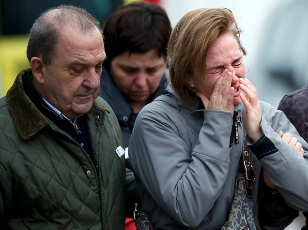<p>Familiares dos passageiros do Airbus A320 da Germanwings, no aeroporto El Prat, em Barcelona</p>