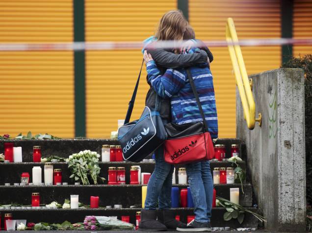 <p>Estudantes da ecola secundária Joseph-koening, se abraçam e prestam suas homenagem aos 16 colegas e aos dois professores que estavam a bordo no vôo para Dusseldorf</p> <p>Estudantes da ecola secundária Joseph-koening, se abraçam e prestam suas homenagem aos 16 colegas e aos dois professores que estavam a bordo no vôo para Dusseldorf</p>