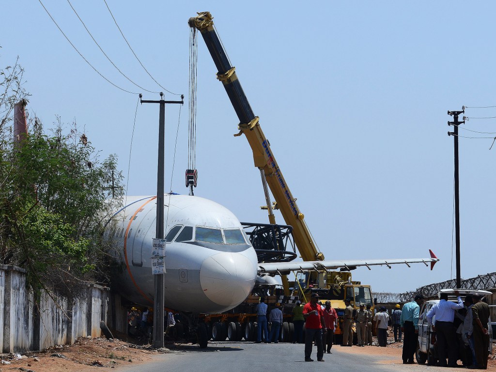 Avião desativado da Air India caiu ao ser transportado, em Hyderabad, na Índia