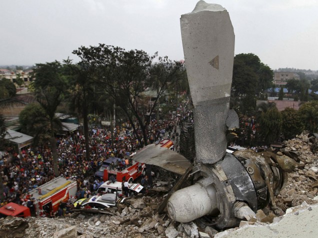 Hélice do avião militar C-130 Hercules no topo de um prédio após a queda da aeronave em área residencial na cidade de Medan, norte de Sumatra, Indonésia. Dezenas de pessoas morreram devido ao acidente