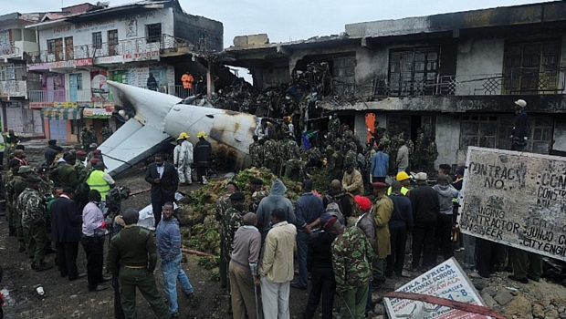 Avião de carga cai sobre prédio comercial no Quênia