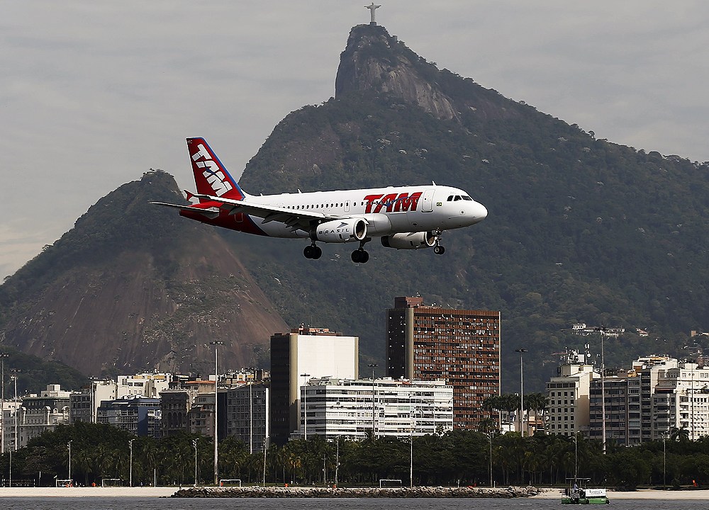 Avião da TAM pousando no Aeroporto do Rio de Janeiro