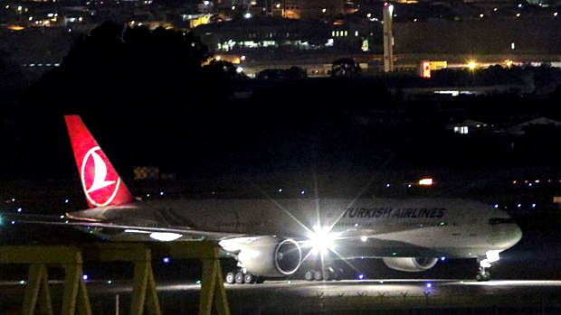 Boeing 777 da Turkish Airlines aterrissa no aeroporto de Guarulhos