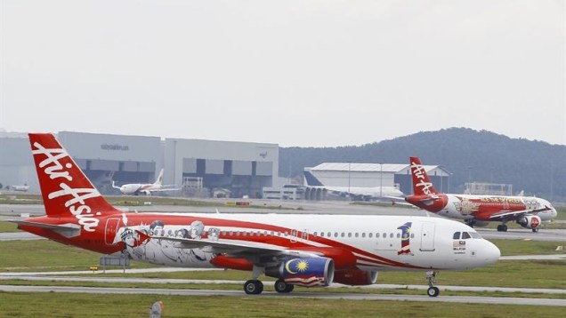 Um Airbus A320 da AirAsia é visto no aeroporto de Kuala Lumpur, na Malásia, neste domingo