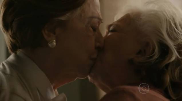 Teresa (Fernanda Montenegro) e Estela (Nathalia Timberg) se beijam quando falam de casamento, no terceiro capítulo de Babilônia