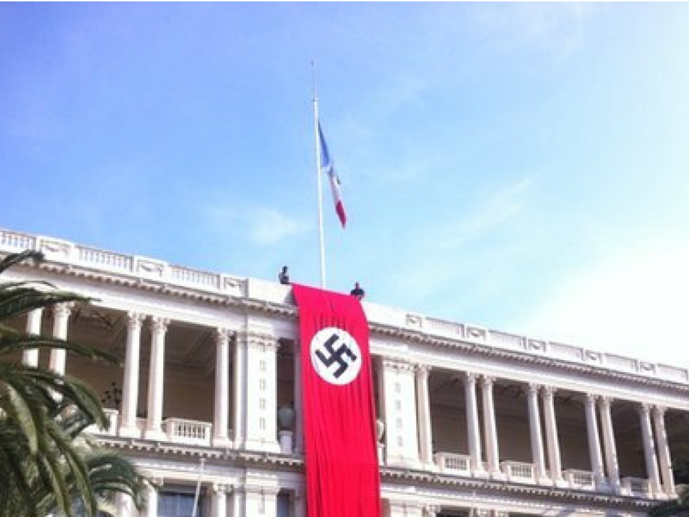 Bandeira nazista na Prefeitura de Nice
