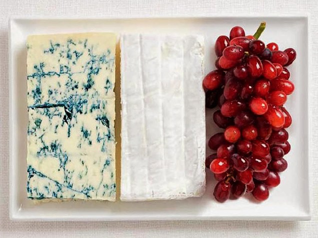 Bandeira da França: Queijo roquefort, queijo brie e uvas