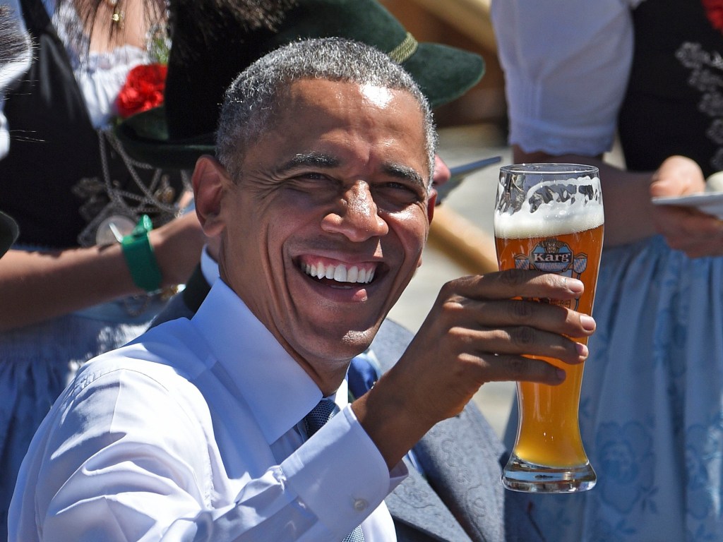 O presidente dos EUA, Barack Obama, faz um brinde com cerveja durante visita à vila de Kruen, na Alemanha, neste domingo (07)