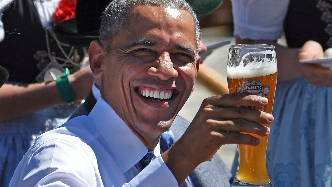 O presidente dos EUA, Barack Obama, faz um brinde com cerveja durante visita à vila de Kruen, na Alemanha, neste domingo (07)