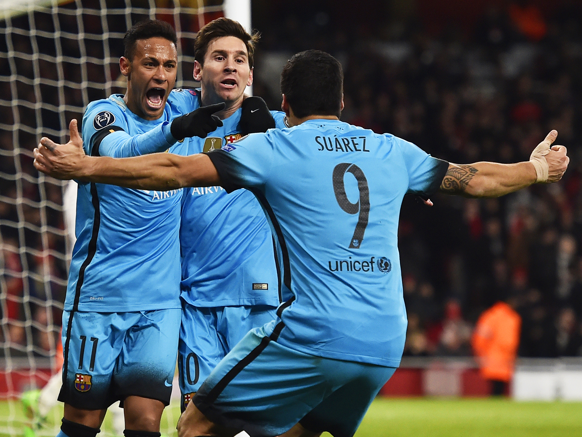 Messi, Suarez e Neymar, comemoram, na vitória do Barcelona sobre o Arsenal, por 2 a 0, no Emirates Stadium, pelo primeiro jogo das oitavas de final da Liga dos Campeões da UEFA, nesta terça-feira (23)